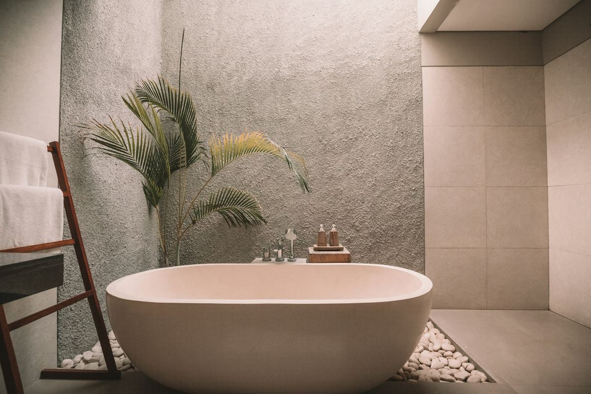 Freistehende Badewanne in modernem Badezimmer