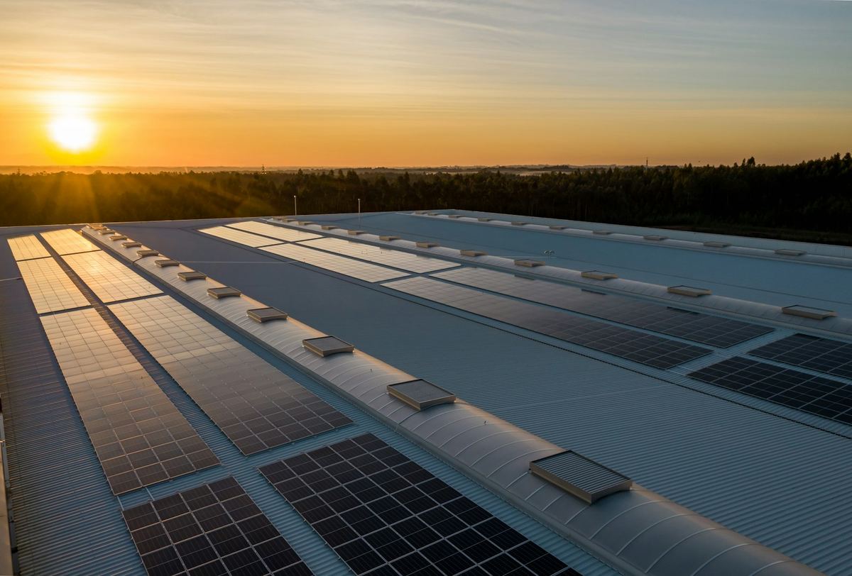 Solaranlage auf einem Hausdach im Abendlicht