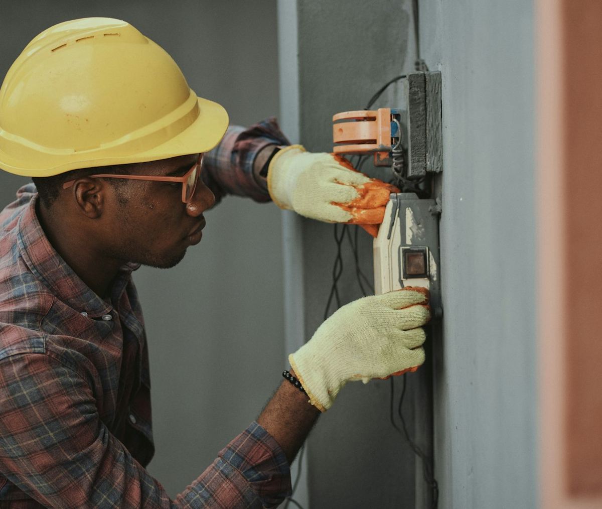 Handwerker bei der Arbeit an einer Installation