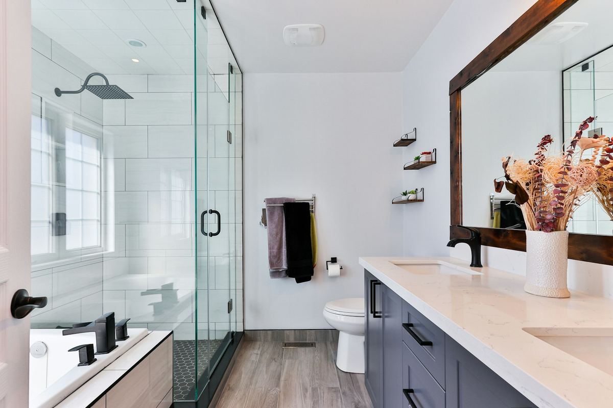Modernes helles Badezimmer mit Glasdusche