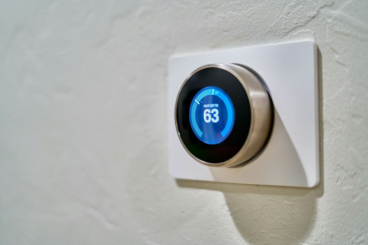 Modernes Heizungsthermostat an der Wand